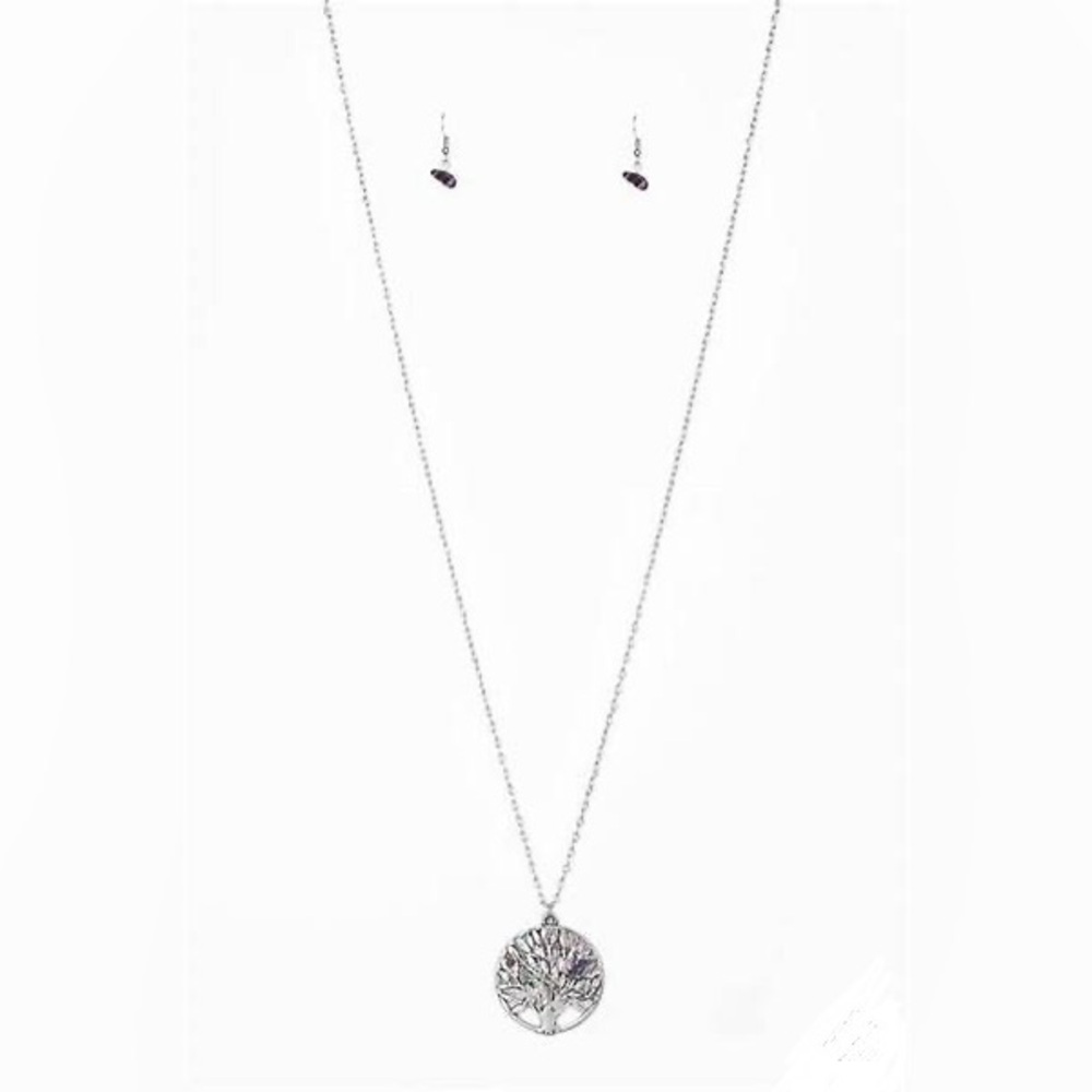 *Long silver leaf pattern pendant necklace.